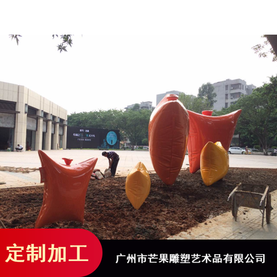 厂家定制玻璃钢抱枕雕塑_广东玻璃钢城市雕塑_商业广场玻璃钢雕塑